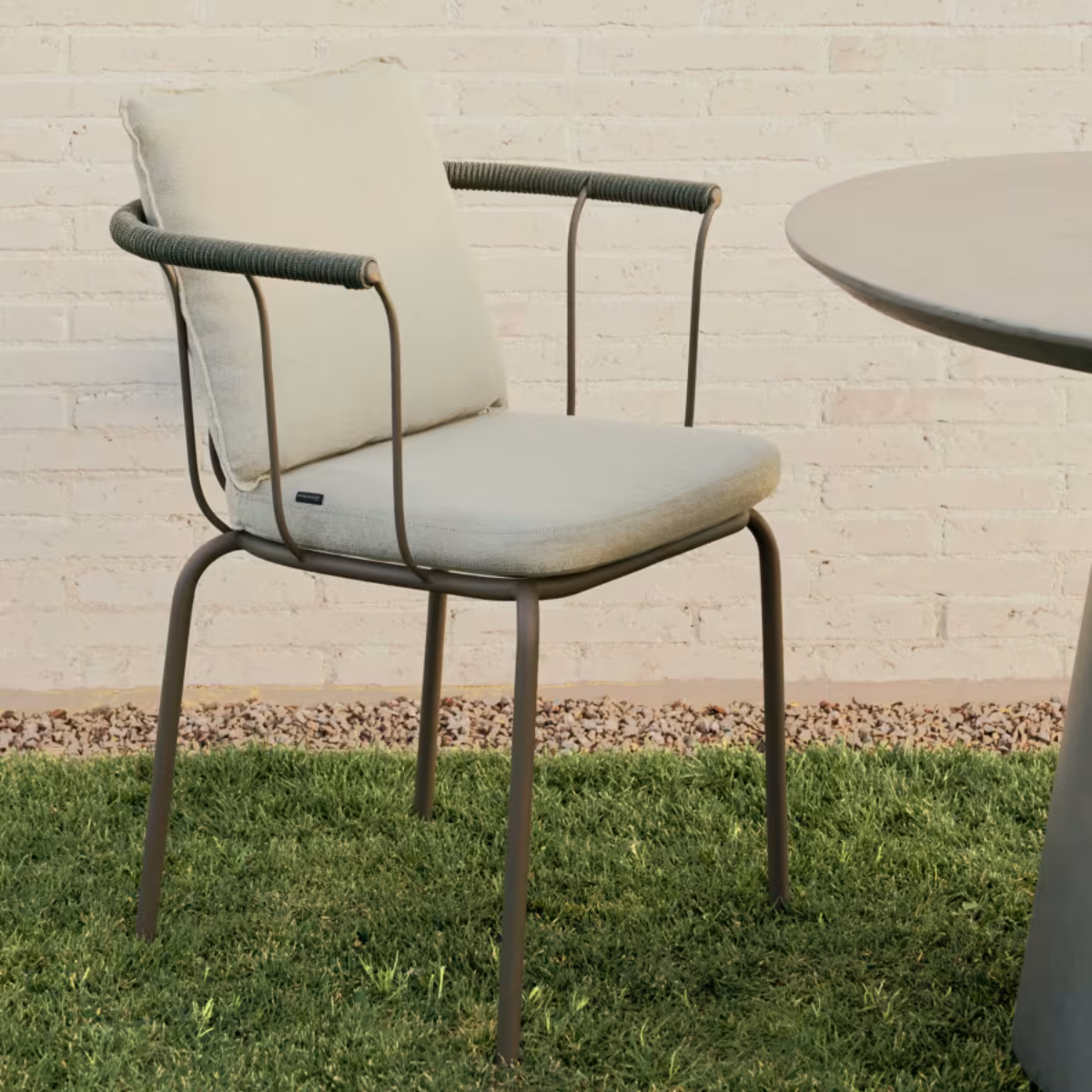 Silla de Comedor Tejida Artesanal en Mimbre Moderna Elegancia para Interior y Exterior