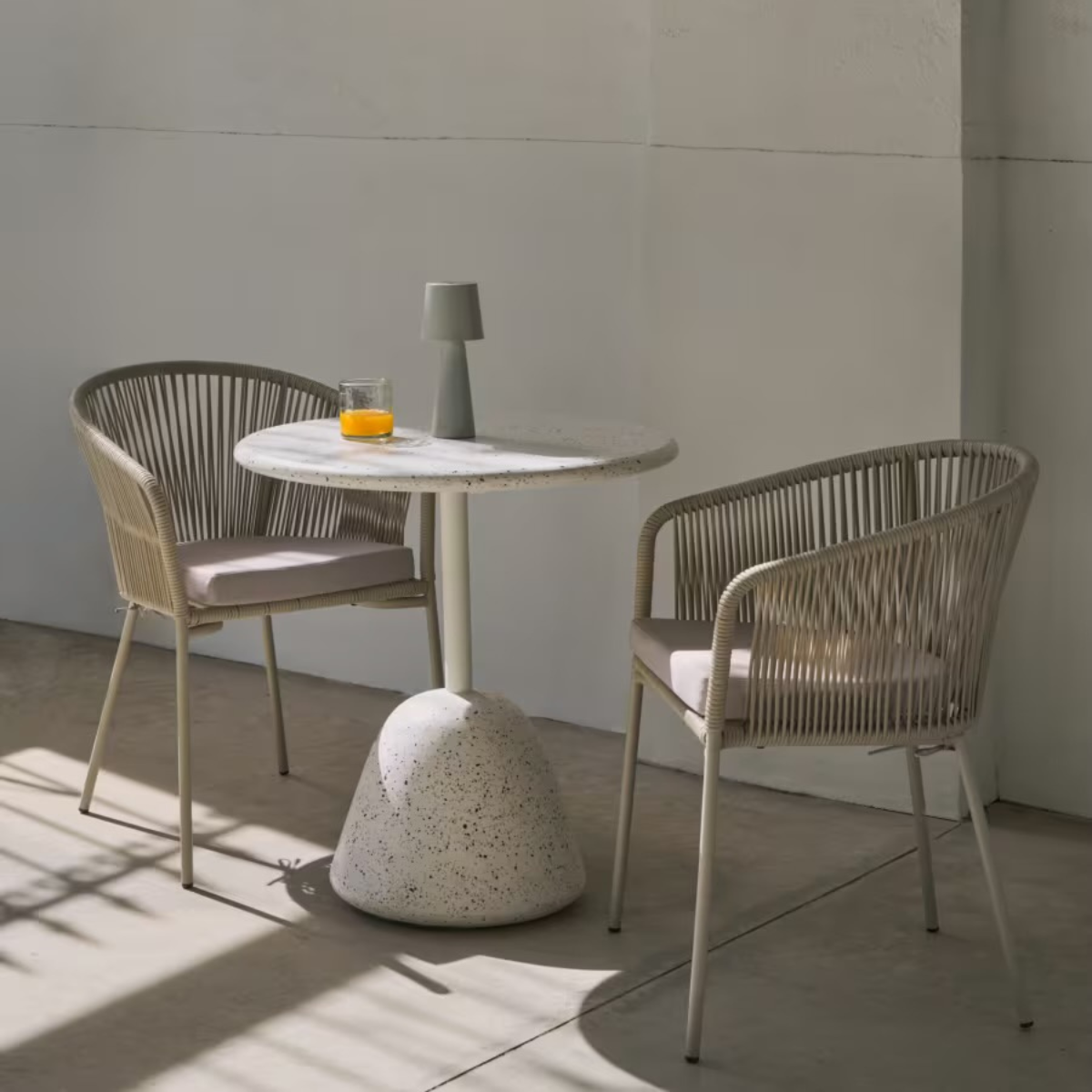 Silla Fija Tejida en Mimbre Diseño Artesanal Moderno y Elegante Para Interior y exterior